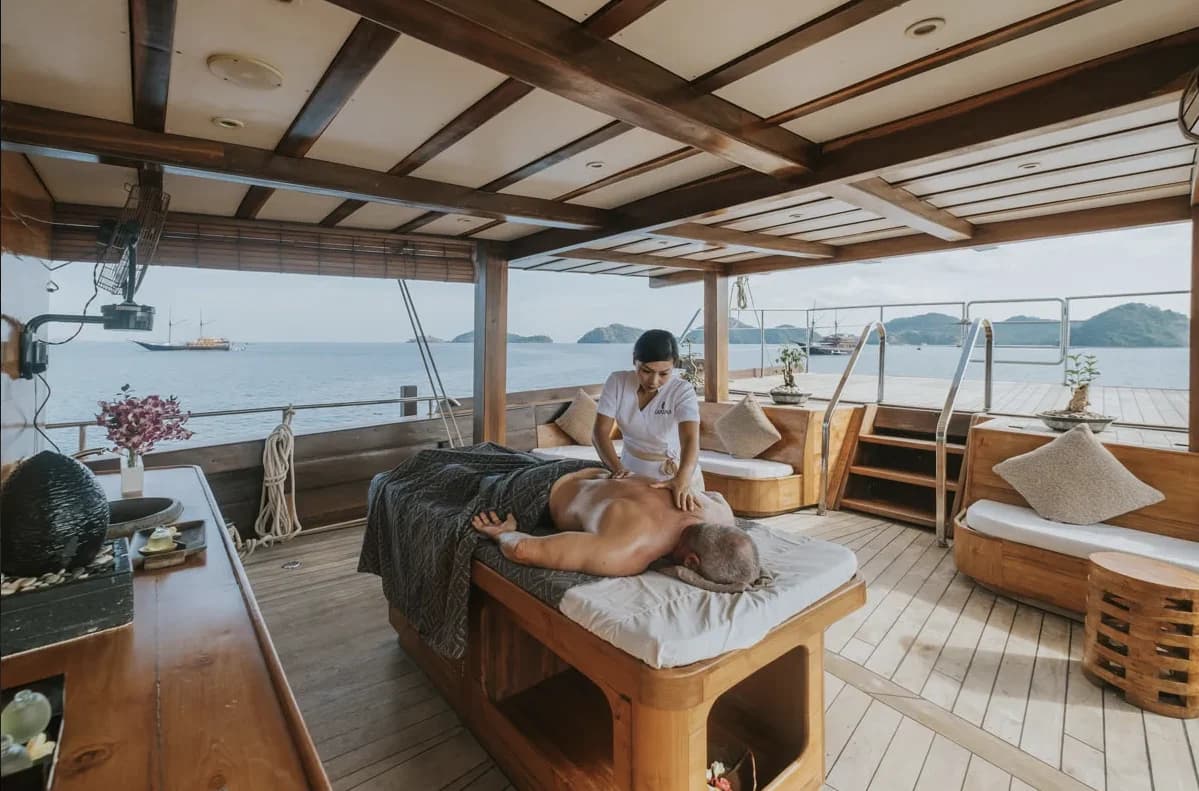 Open trip Komodo: kapal sharing di Labuan Bajo